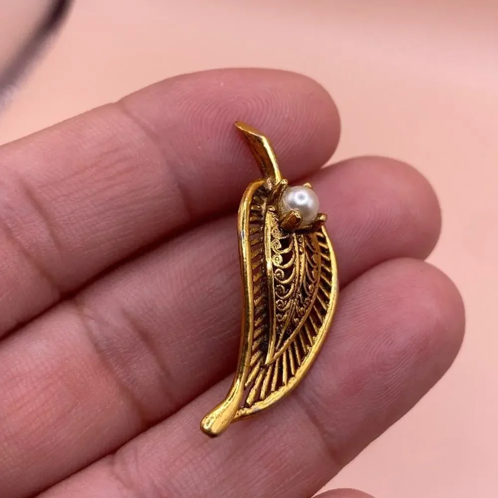 Vintage gold tone‎ design metal leaf with faux Pearl brooch pin
